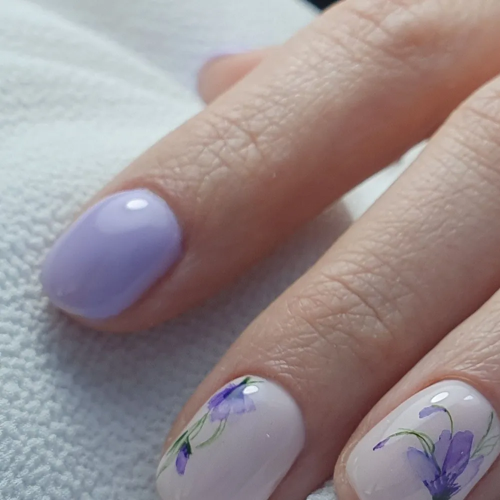 Liliowy manicure z kwiatowym zdobieniem
