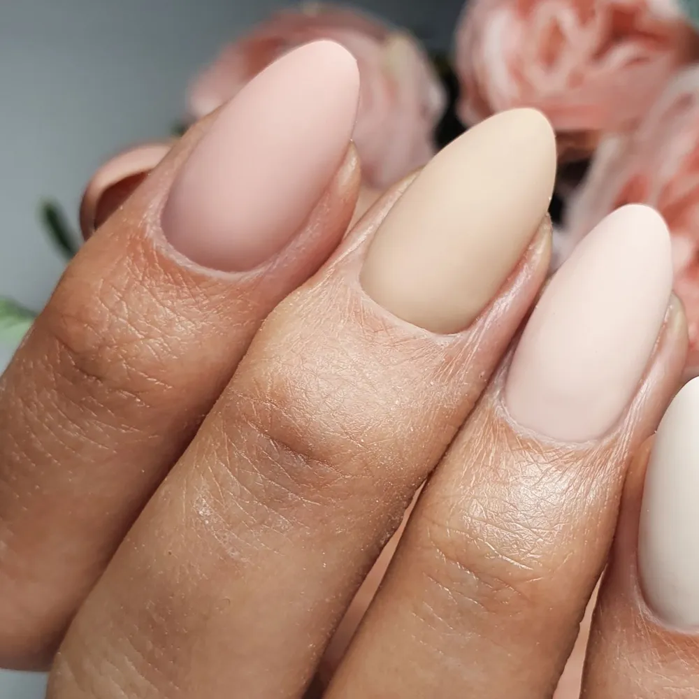 Matowy manicure w odcieniach nude na migdałowych paznokciach