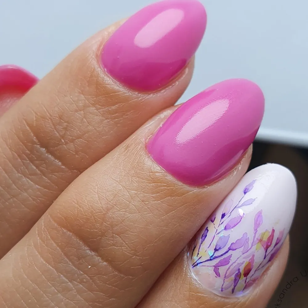 Różowy manicure, jeden paznokieć z liliowymi kwiatami